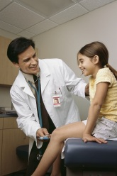 Doctor check knee reflex on child