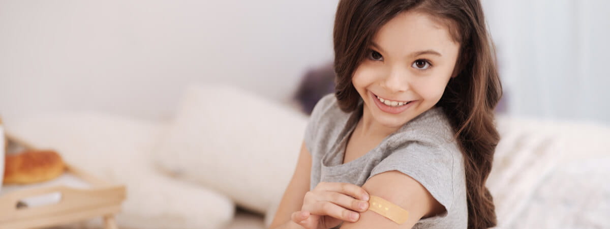 Una joven con una tirita en el brazo