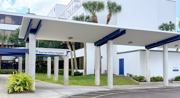 Exterior photo of the main entrance at BayCare Alliant Hospital