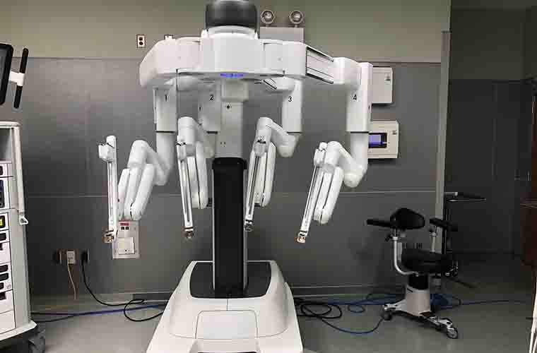 The da Vinci XI Surgical System displays four separate arms.