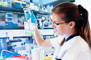 A female scientist is performing research in a laboratory.